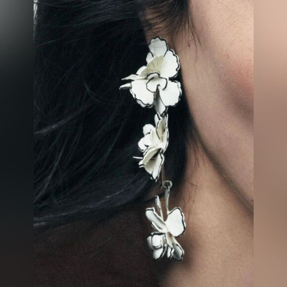 Zara Jewelry - Flower statement earrings S1186